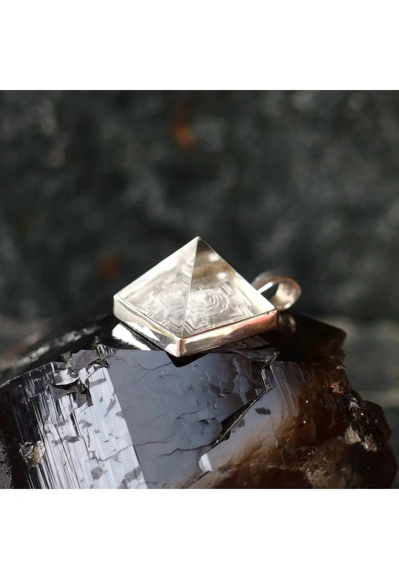 Pandantiv piramida din cristal Meru cu simbol Sri Yantra, sculptata manual, din argint