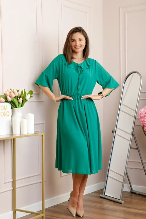 Rochie verde smarald vaporoasa cu elastic in talie si volanas la decolteu Allegra