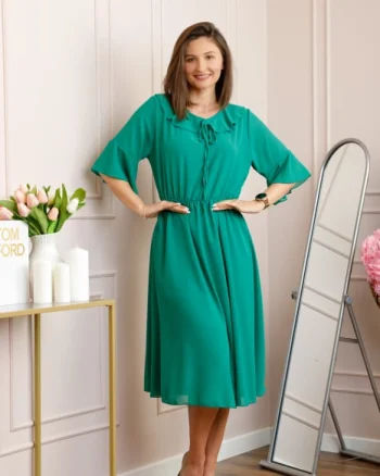 Rochie verde smarald vaporoasa cu elastic in talie si volanas la decolteu Allegra