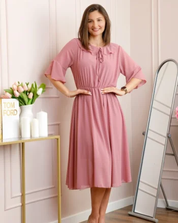 Rochie roz pudrat vaporoasa cu elastic in talie si volanas la decolteu Allegra