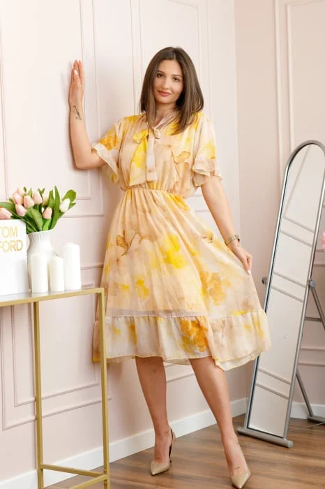 Rochie midi galbena Annalise cu imprimeu floral si funda la decolteu