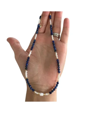 Colier elegant realizat manual din cristale de Lapis Lazuli fatetate si perle de cultura