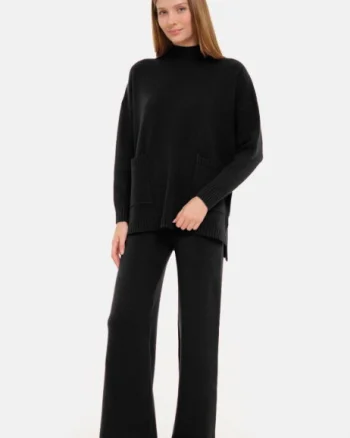 Compleu cu pantaloni si pulover cu gat semiinalt si buzunare, din  tricotaj fin, negru