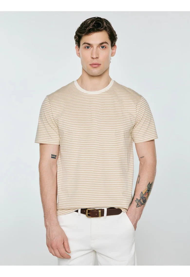Tricou in dungi cu decolteu la baza gatului