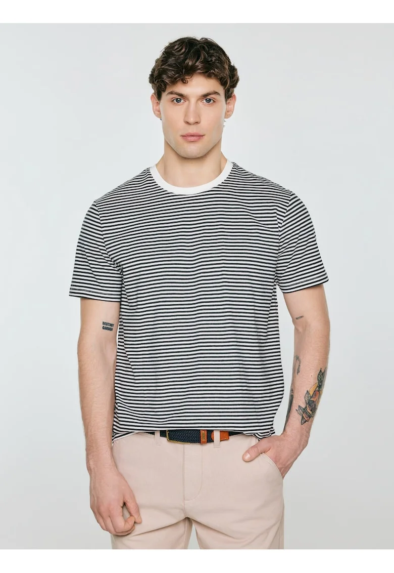 Tricou cu dungi cu decolteu la baza gatului