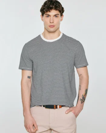 Tricou cu dungi cu decolteu la baza gatului