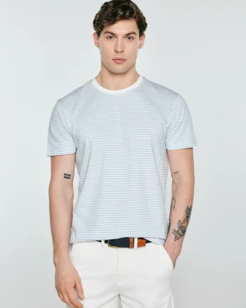 Tricou in dungi cu decolteu la baza gatului.