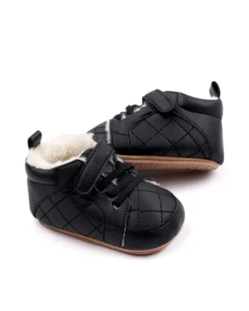 Pantofi pentru bebelusi, negri, cu captuseala pufoasa si design matlasat, Negru