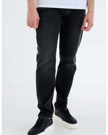Blugi conici, Negru