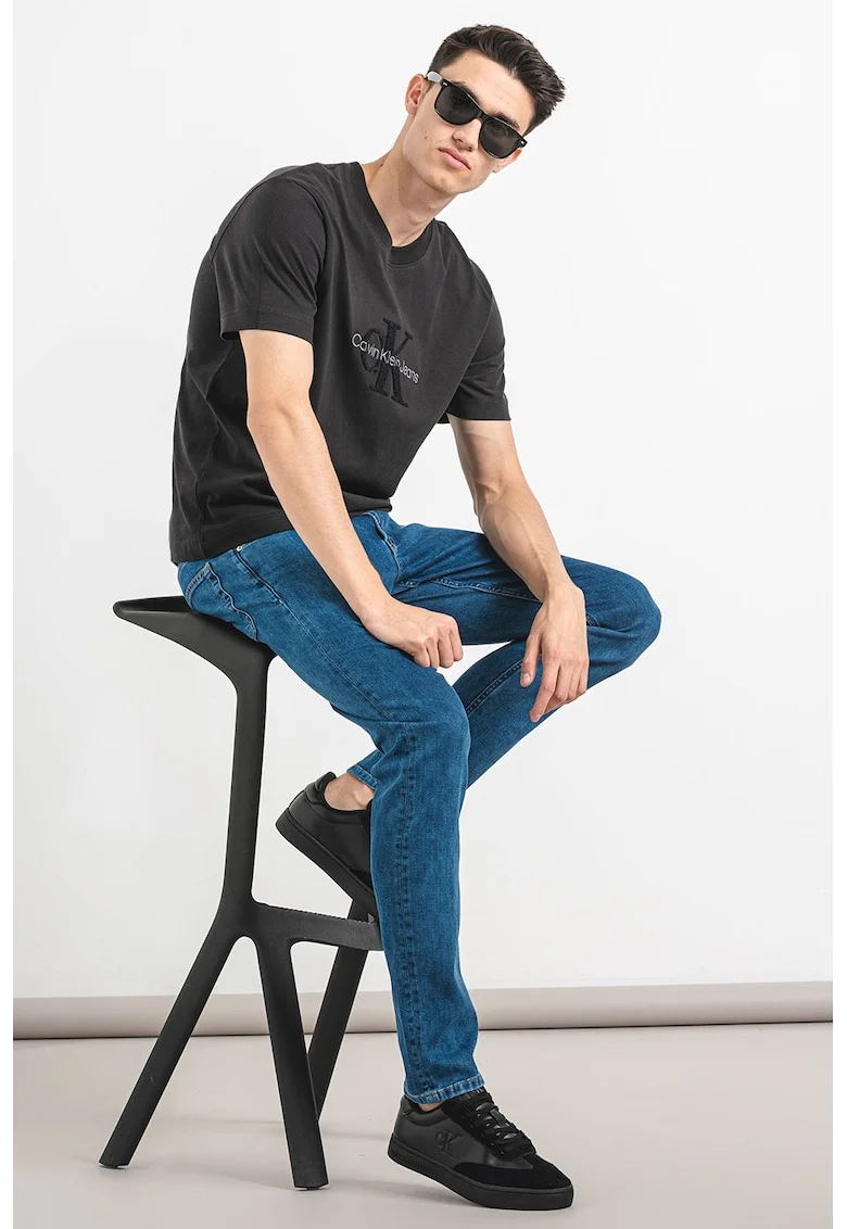 Tricou cu decolteu la baza gatului si logo brodat, Negru