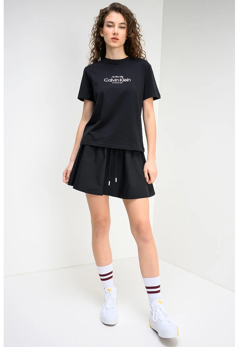 Tricou cu decolteu la baza gatului si imprimeu logo, Negru/Roz pal