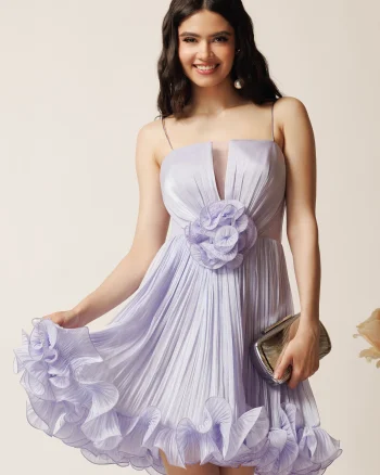 Rochie scurta lila din voal in clos cu volanase si floare maxi pe talie