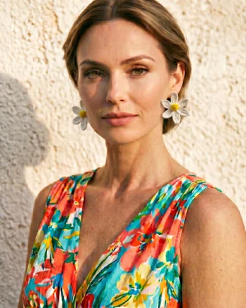 Cercei statement in forma de margareta, design floral elegant, alb-galben