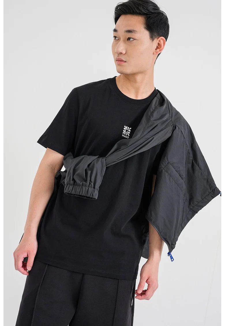 Tricou cu decolteu la baza gatului si logo, Negru
