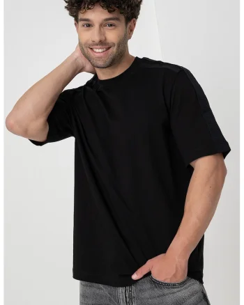 Tricou cu decolteu la baza gatului si benzi logo