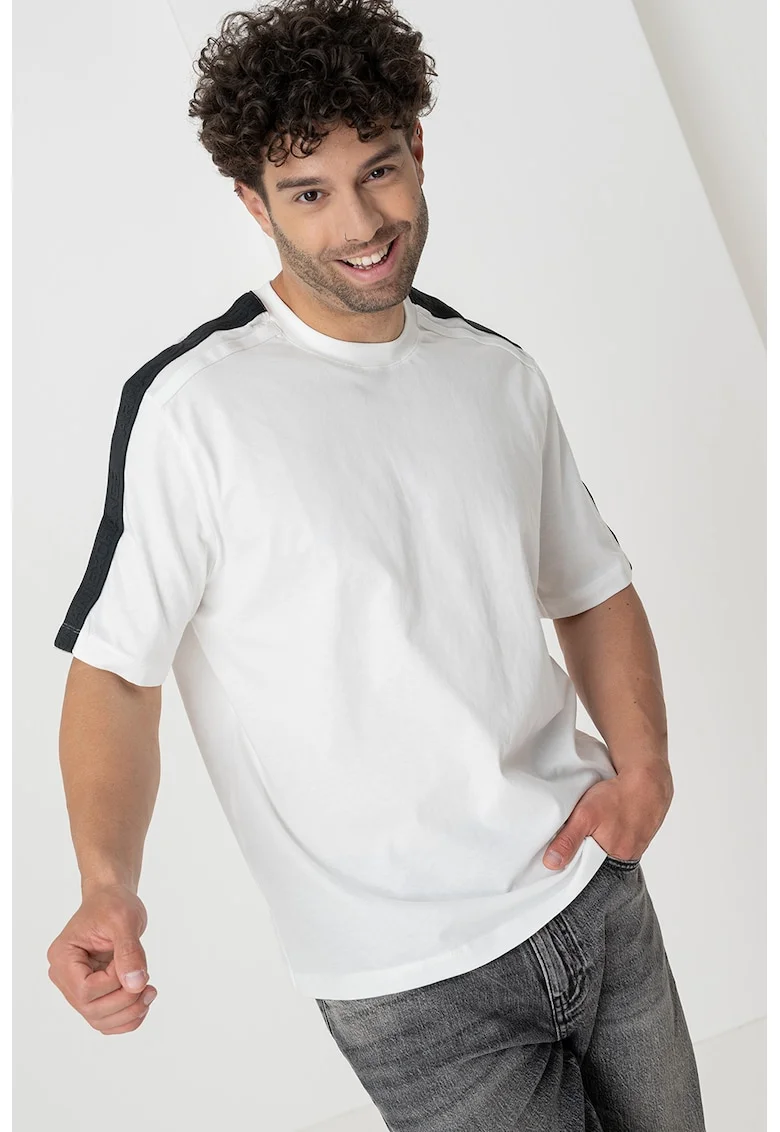 Tricou cu decolteu la baza gatului si benzi logo