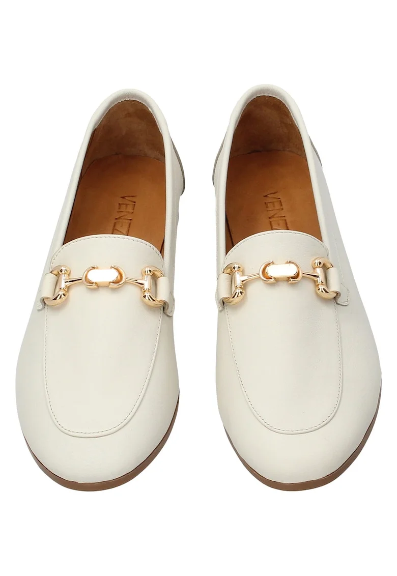 Pantofi loafer din piele naturala cu detaliu metalic.