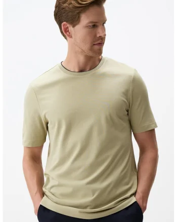Tricou uni cu decolteu la baza gatului