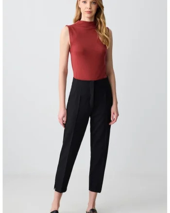 Pantaloni crop cu pliuri si slituri laterale, Negru