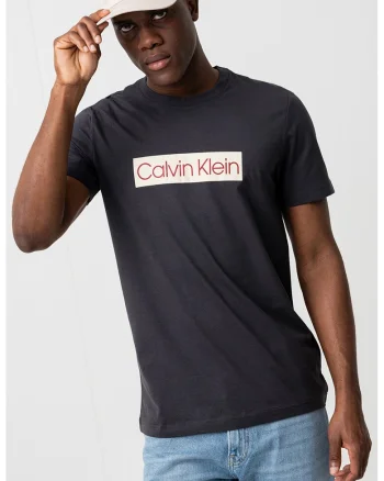 Tricou cu decolteu la baza gatului si logo
