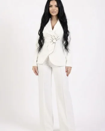 Compleu alb elegant cu format din sacou cambrat cu detaliu pretios si pantaloni evazati