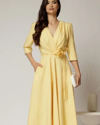 Rochie midi galbena din stofa in clos cu floare in talie
