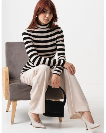 Bluza cambrata cu guler inalt, Alb fildes/Negru