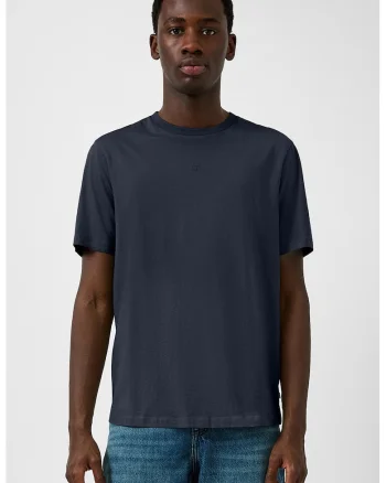 Tricou cu decolteu la baza gatului si logo discret