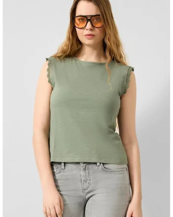 Tricou cu garnitura crosetata pe maneci