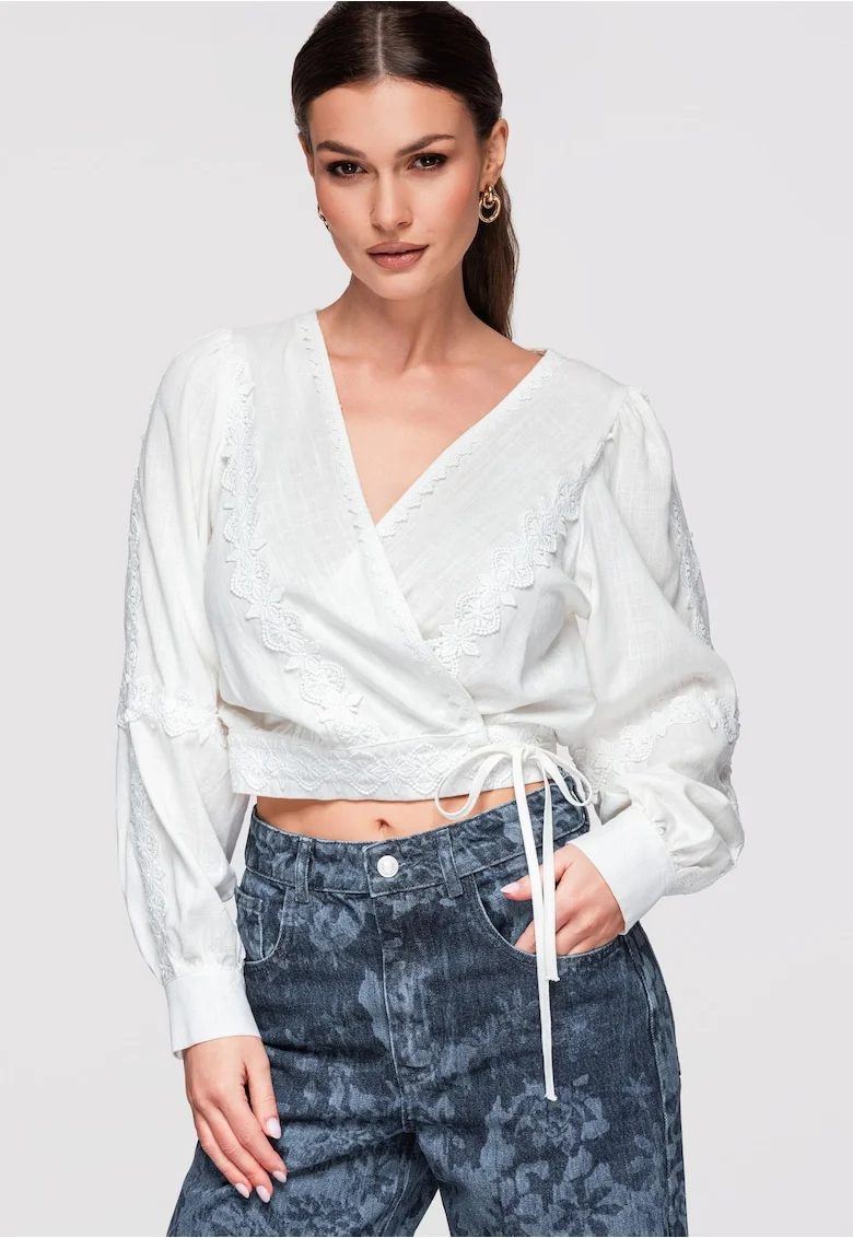 Bluza tip ie cu croiala petrecuta, maneci lungi si aplicatii delicate din dantela, Alb