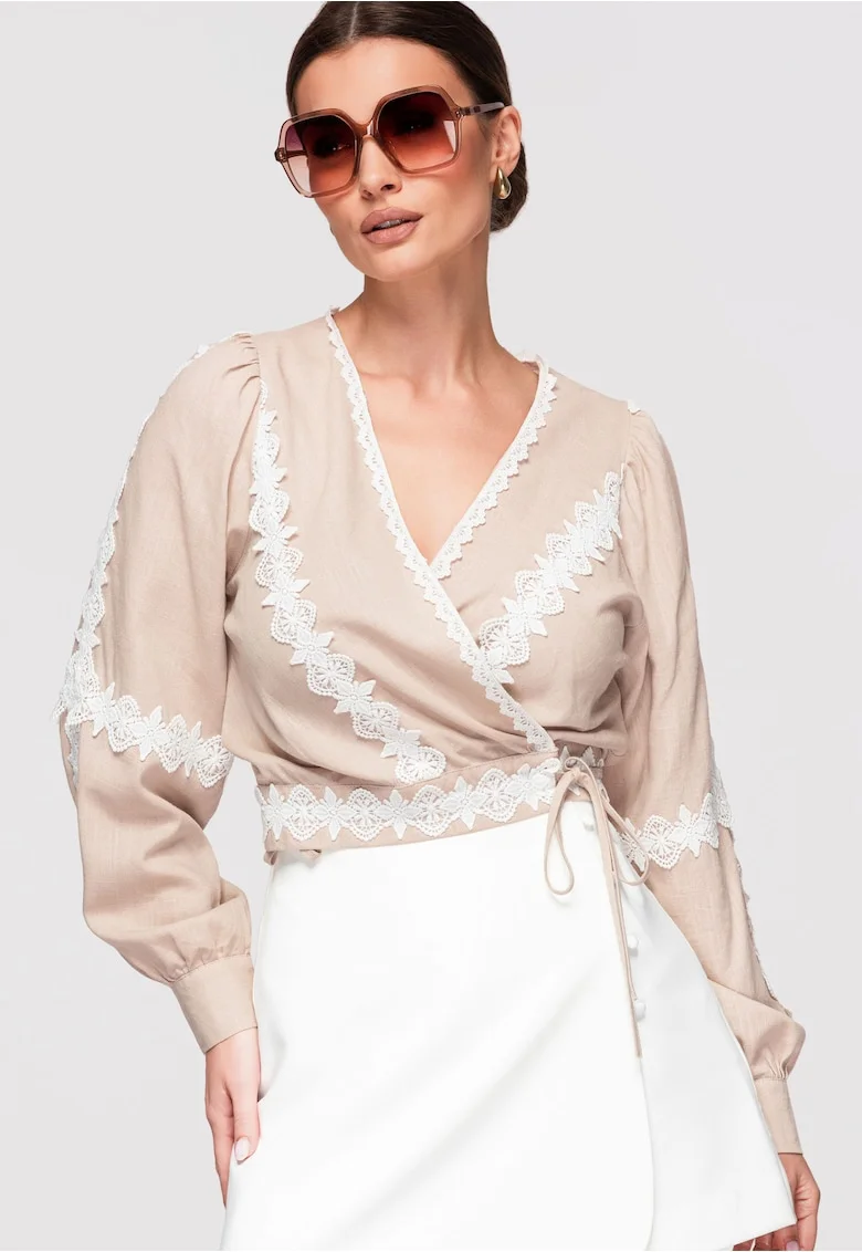 Bluza tip ie cu croiala petrecuta, maneci lungi si aplicatii delicate din dantela, Bej