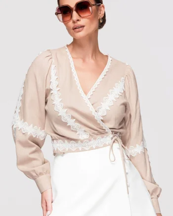 Bluza tip ie cu croiala petrecuta, maneci lungi si aplicatii delicate din dantela, Bej