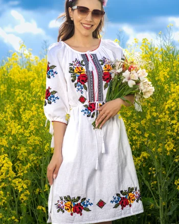 Rochie traditionala alba Casandra cu trandafiri brodati