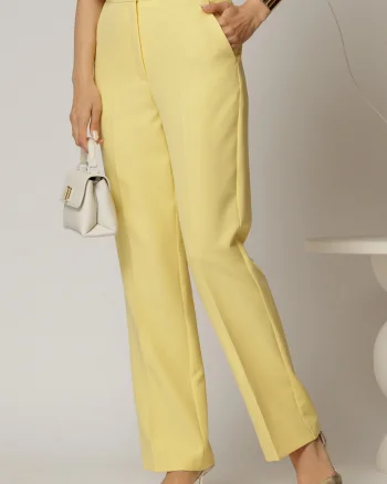 Pantaloni galbeni cu croi drept si buzunare