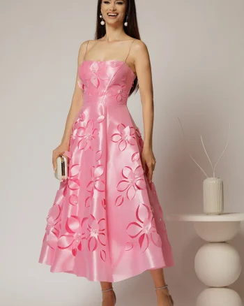 Rochie midi fucsia de ocazie cu decupaje florale si perle