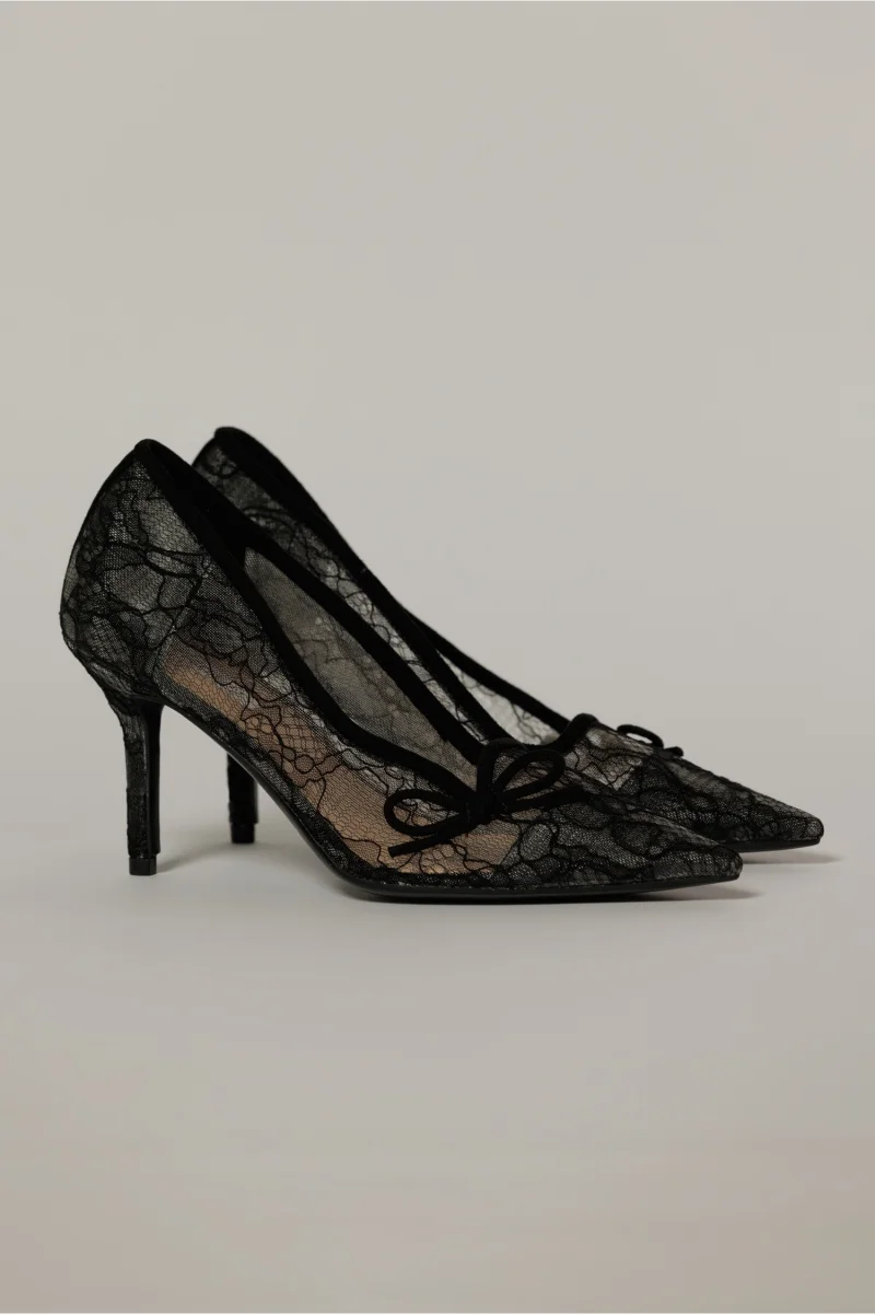 Pantofi eleganti negri imbracati in dantela