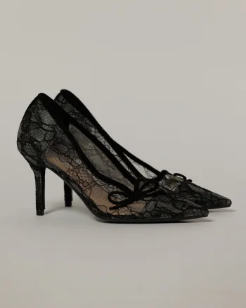 Pantofi eleganti negri imbracati in dantela