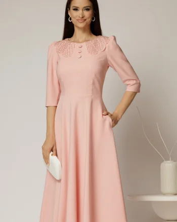 Rochie midi roz de ocazie cu nasturi pe bust si guler cu broderie si margele