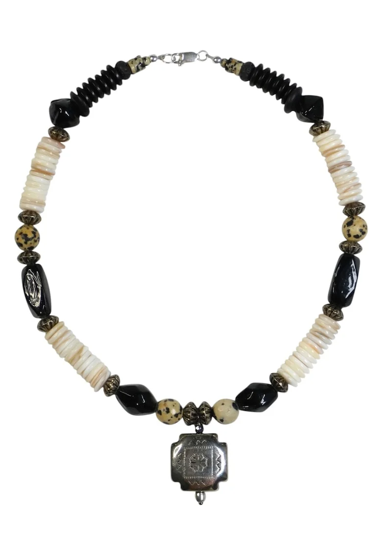 Colier  cu scoici Heishi, lava vulcanica si amuleta africana