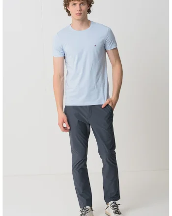 Tricou slim fit cu decolteu la baza gatului