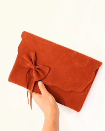 Plic caramiziu, din piele naturala intoarsa, cu fundita,handmade