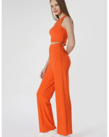 Pantaloni cu talie inalta si aspect texturat
