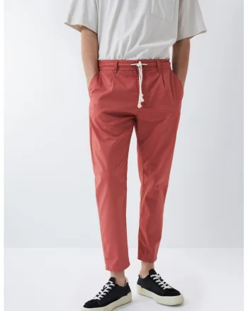 Pantaloni conici chino cu snur in talie