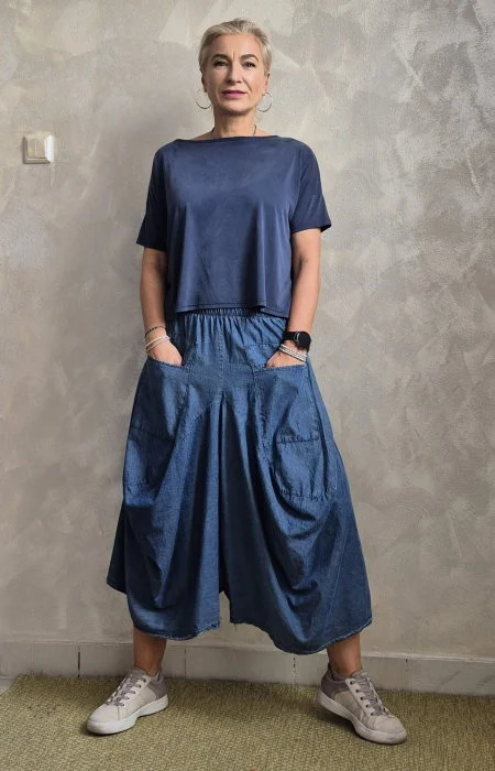 Pantaloni oversize albastru denim cu croiala ampla si buzunare