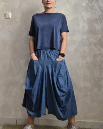 Pantaloni oversize albastru denim cu croiala ampla si buzunare