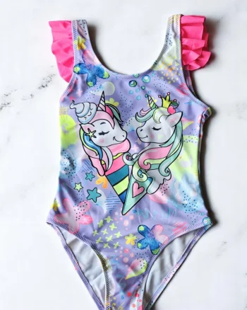 Costum de baie fete intreg, imprimeu unicorni, mov roz