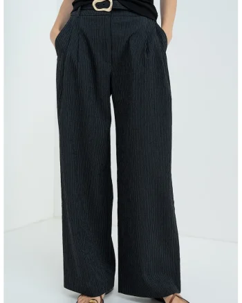 Pantaloni cu croiala ampla, model in dungi si curea asortata, Negru/Alb optic