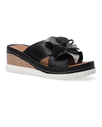 Papuci wedge din piele, cu aplicatie florala