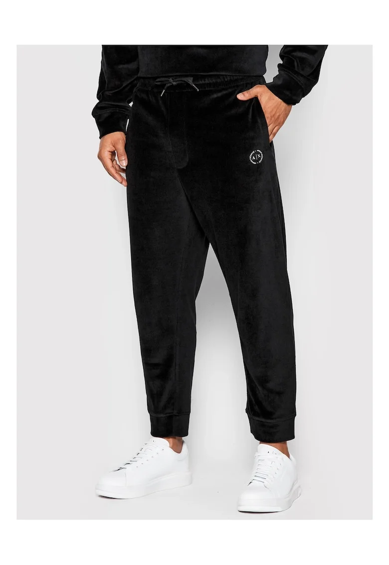 Pantaloni sport cu buzunare laterale si snur pentru ajustare,