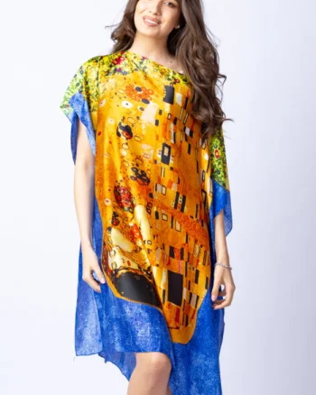 Rochie de plaja tip poncho din matase cu stilizare   Sarutul   pe fond albastru